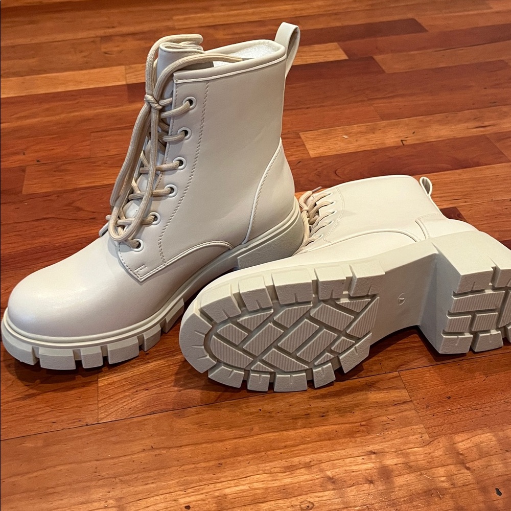 NWT Cream Combat Boots, Lace Up with Chunky Heel - Picture 2 of 7